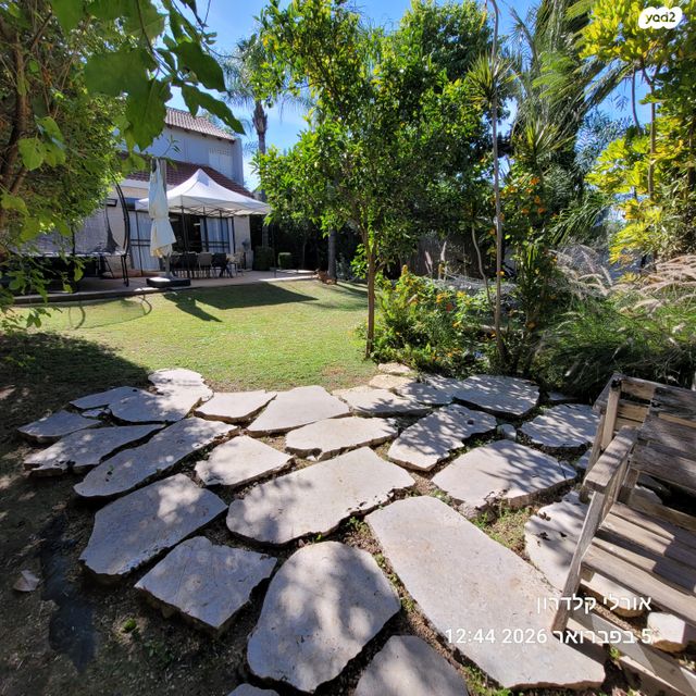 מודעת נכס, בת חפר