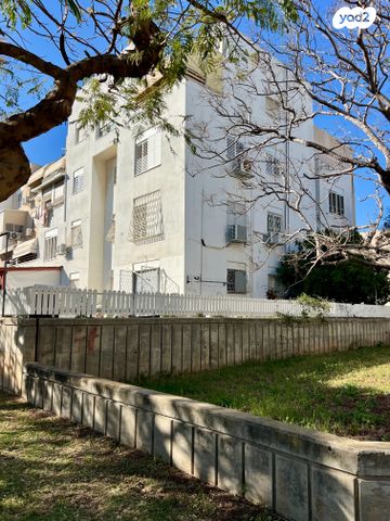 שדרות מנחם בגין 15