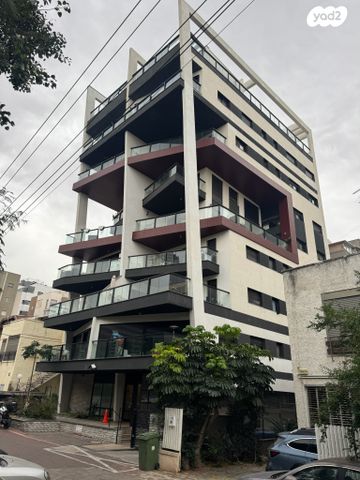 שדרות הצנחנים 8