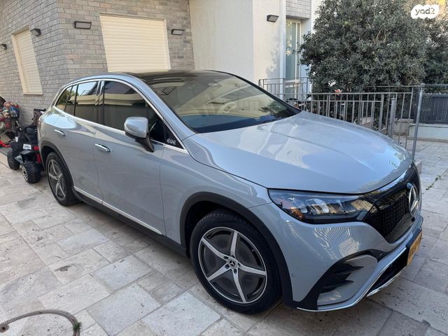 מודעת רכב מרצדס-בנץ EQE SUV