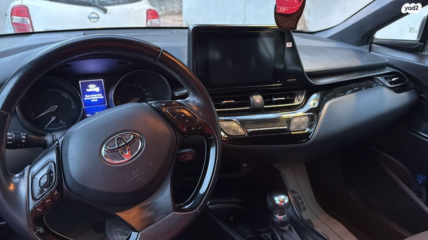 מודעת רכב טויוטה C-HR