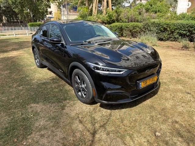 מודעת רכב פורד מוסטנג Mach-E 2