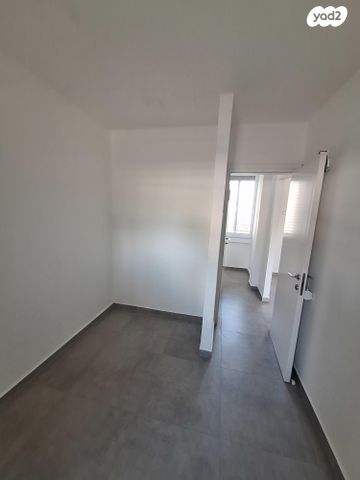 קיבוץ גלויות 11