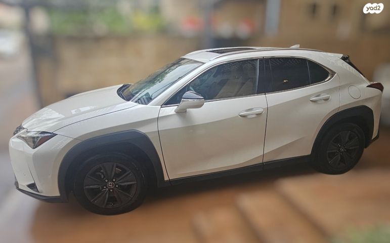 מודעת רכב לקסוס UX