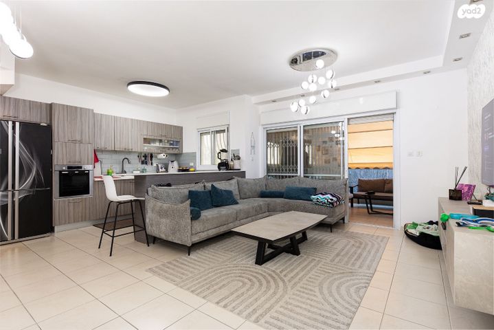 דירה, נעורים, ראשון לציון