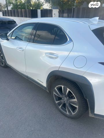 מודעת רכב לקסוס UX