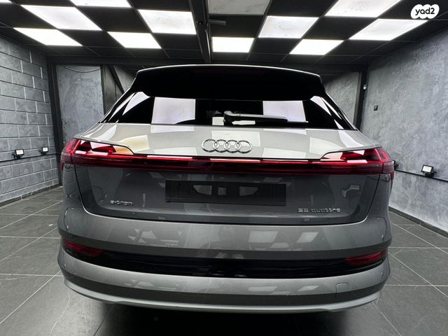 מודעת רכב אאודי E-tron