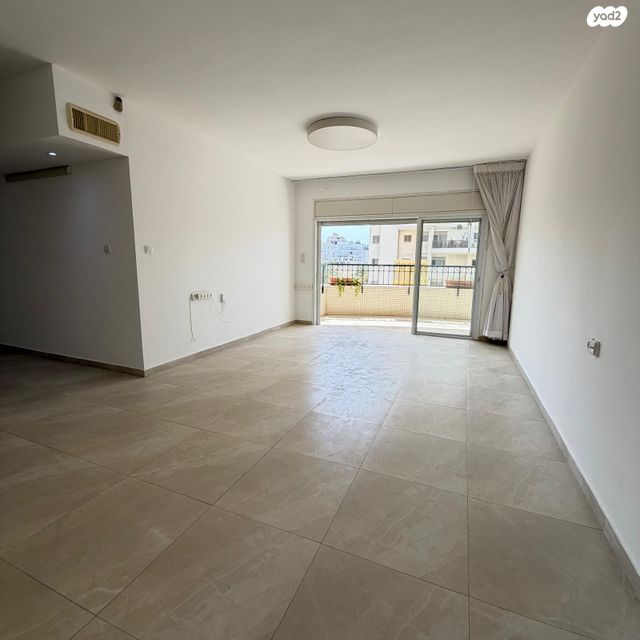 מודעת נכס, נעורים, ראשון לציון