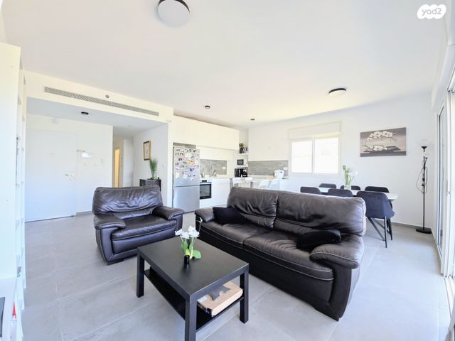 מודעת נכס, 2004, רעננה