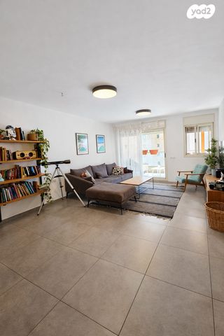 מודעת נכס, צור יצחק