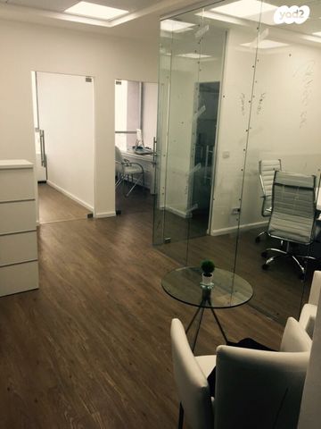 שדרות ירושלים 18