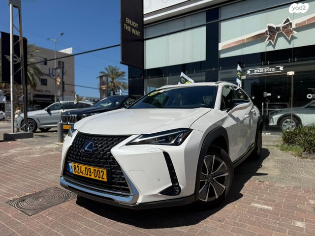 מודעת רכב לקסוס UX