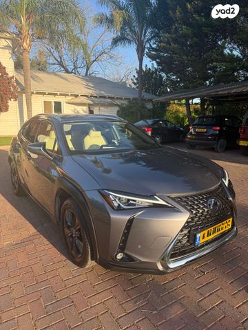 מודעת רכב לקסוס UX