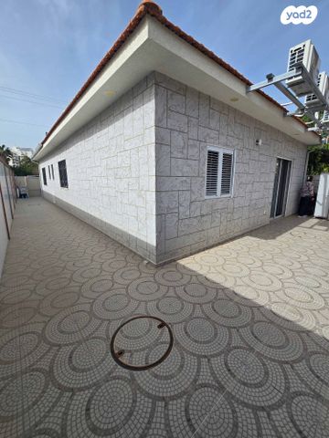 כנפי נשרים 14