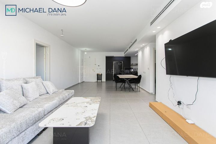 מודעת נכס, החותרים, טירת כרמל