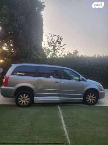 מודעת רכב קרייזלר גראנד וויאג'ר