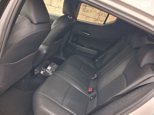 מודעת רכב טויוטה C-HR