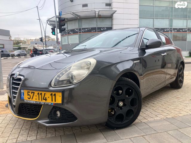 מודעת רכב אלפא רומיאו ג'ולייטה