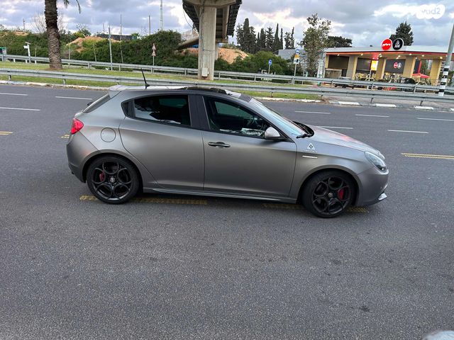 מודעת רכב אלפא רומיאו ג'ולייטה