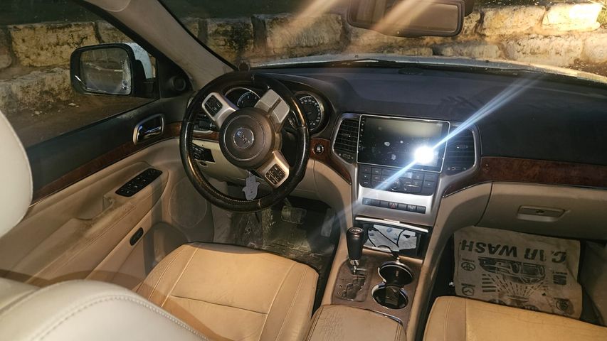 מודעת רכב ג'יפ גרנד צ'ירוקי