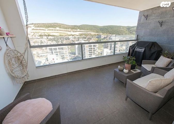 מודעת נכס, החותרים, טירת כרמל