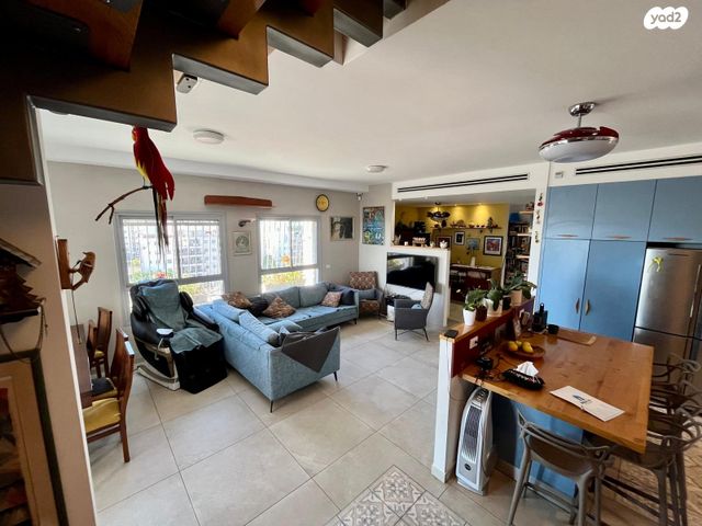 מודעת נכס, נעמי שמר, נווה זמר, רעננה