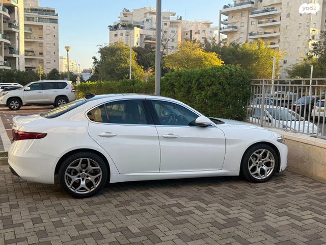 מודעת רכב אלפא רומיאו ג'וליה