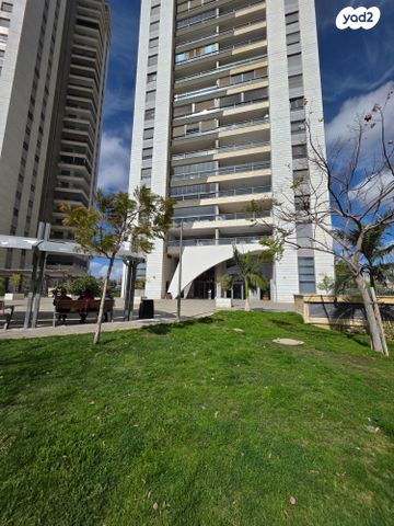 אברהם מחרז 16