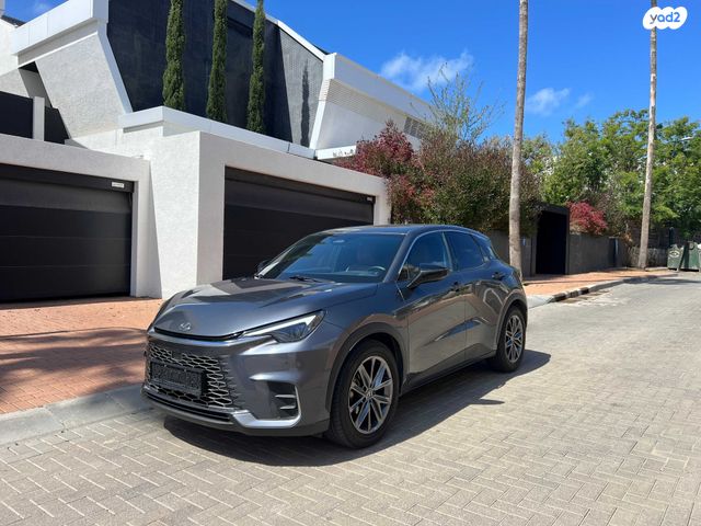 מודעת רכב לקסוס  LBX