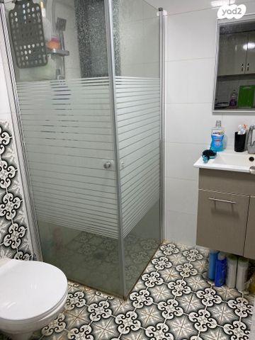 על כנפי נשרים 11