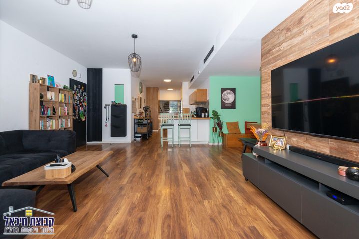 מודעת נכס, נאדין גורדימר, פסגות אפק, ראש העין