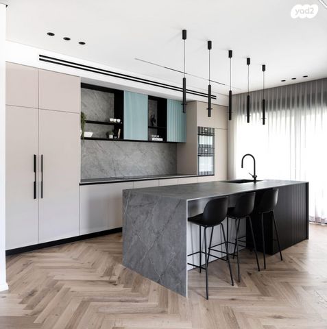 בצל האורנים