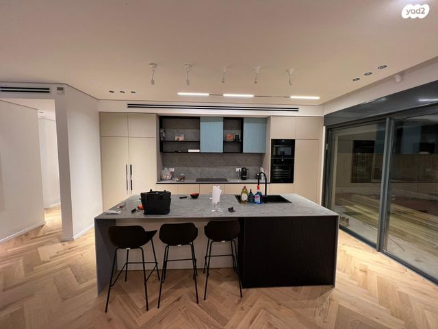 בצל האורנים