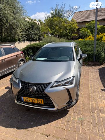 מודעת רכב לקסוס UX