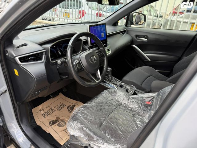 מודעת רכב טויוטה קורולה קרוס 1