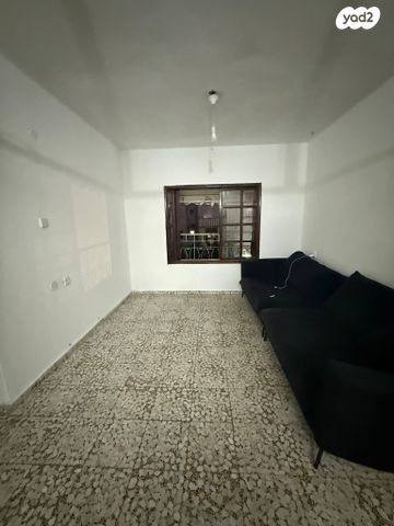 בעל שם טוב 25