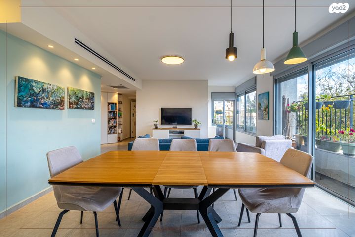 מודעת נכס, אנצו סירני, גבעת הרמבם, גבעתיים