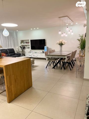 מודעת נכס, הגיבורים, עמידר, בת ים