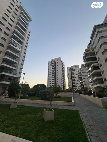 הרב זכריה מדאר 