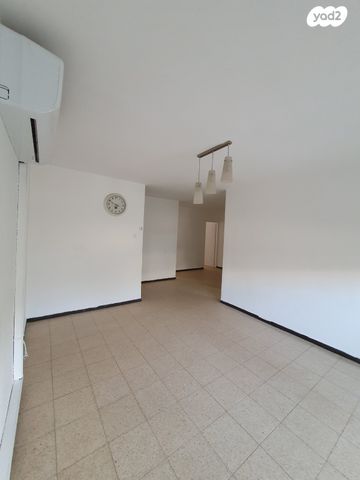 רחבת הרב עוזיאל 15