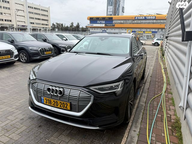 מודעת רכב אאודי E-tron