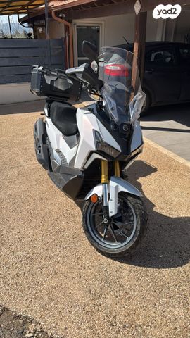 מודעת רכב סאן יאנג ADX400