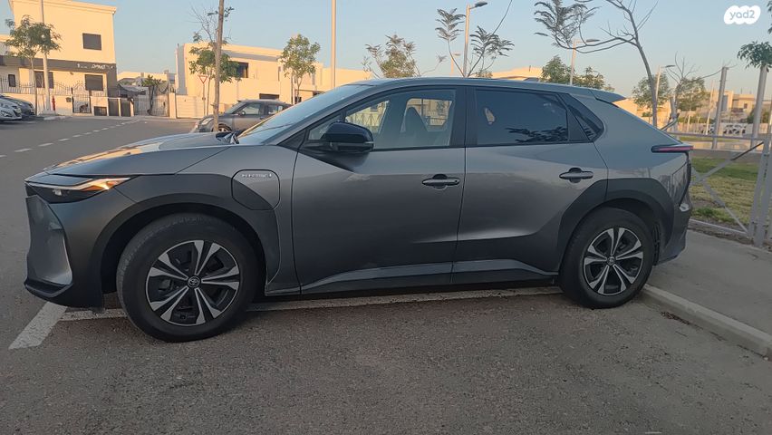 מודעת רכב טויוטה bZ4X