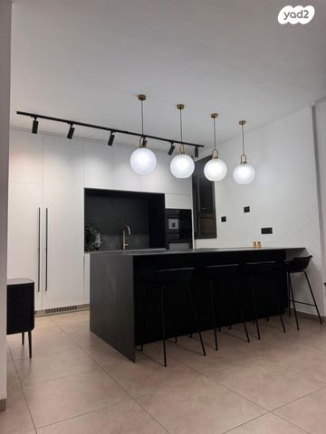 שדרות מנחם בגין 28