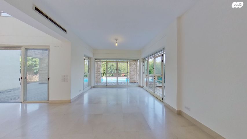 מודעת נכס, הביכורים, קיסריה