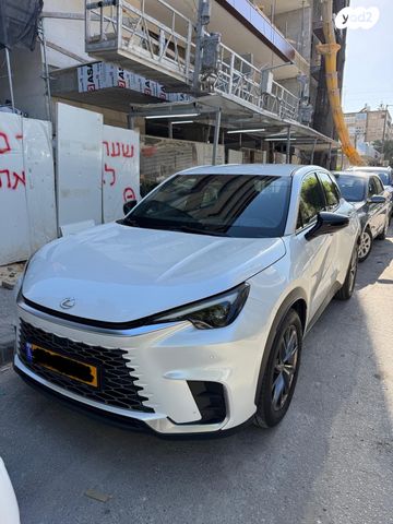 מודעת רכב לקסוס LBX