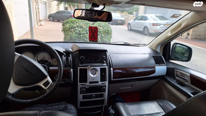 מודעת רכב קרייזלר גראנד וויאג'ר