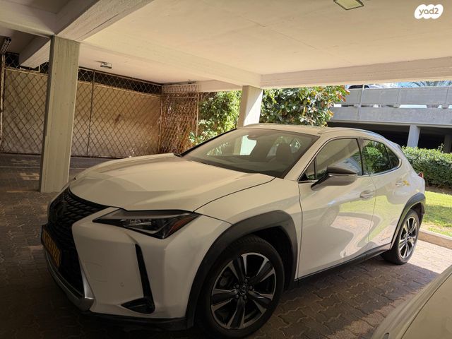 מודעת רכב לקסוס UX