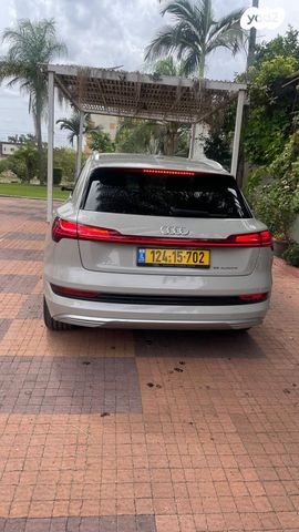 מודעת רכב אאודי E-tron
