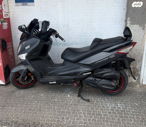 מודעת רכב סאן יאנג ג'וי-מקס 300 XI